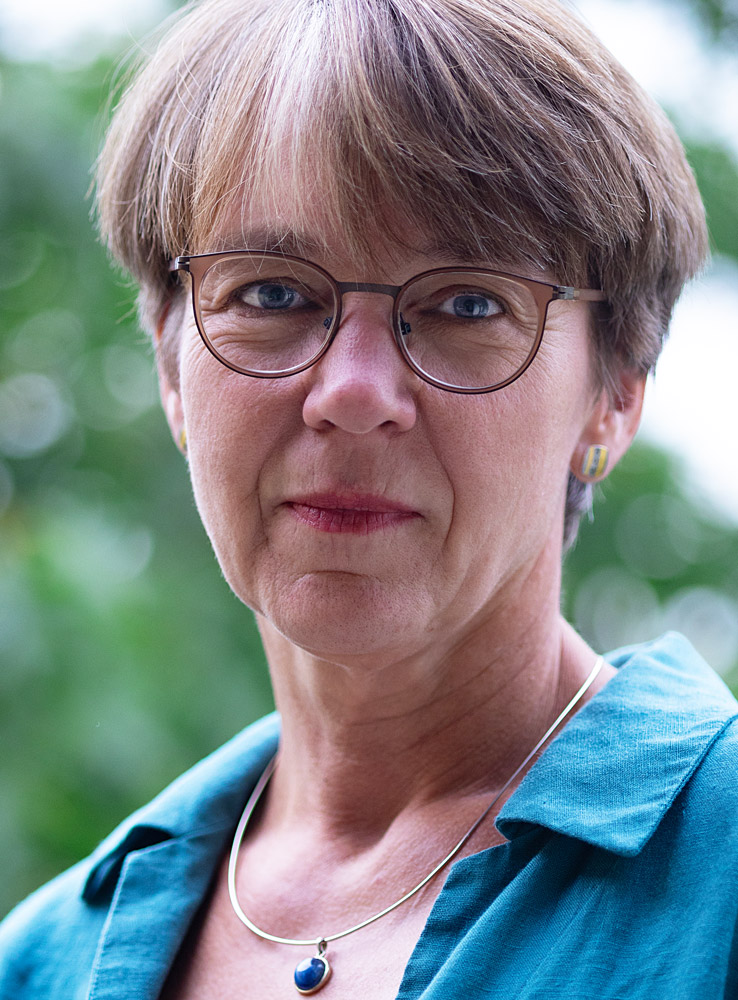 Das Foto zeigt ein Portrait von Prof. Dr. Nicole Mayer-Ahuja. Das Foto zeigt ein Portrait von Prof. Dr. Nicole Mayer-Ahuja.